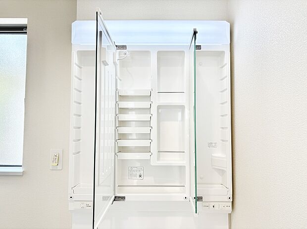 三面鏡の裏に、化粧品や衛生用品などを収納可能。洗面台をすっきりと保ちます！