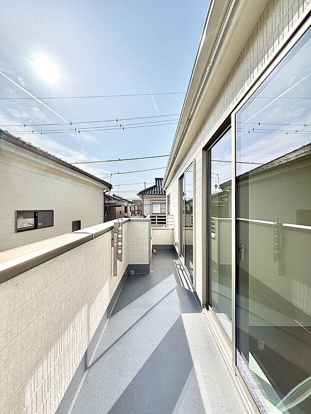 2部屋にまたがる南向きバルコニー。晴れた日には洗濯物も気持ちよく干せそうですね。