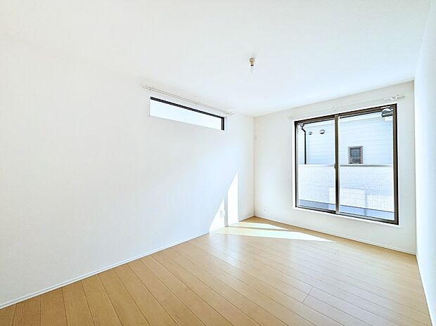 南向きのバルコニーから入る日差しがお部屋全体を優しく包み込みます。