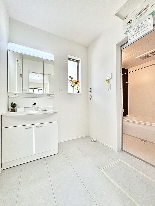 小窓がついているので湿気の多い場所でも換気が十分行えます。毎日の身支度を気持ち良く！