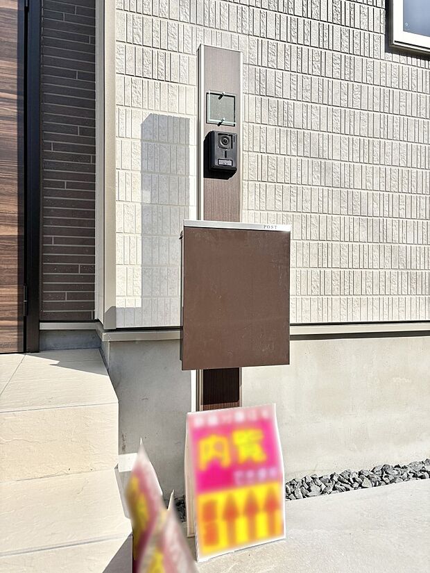 表札・インターホン・ポストをひとつに集約。エントランスになじむシンプルデザイン。