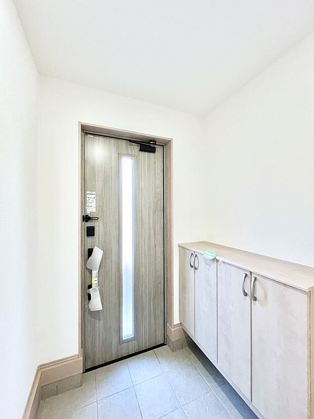 ガラススリットの入った玄関ドアが室内に光を届けてくれます