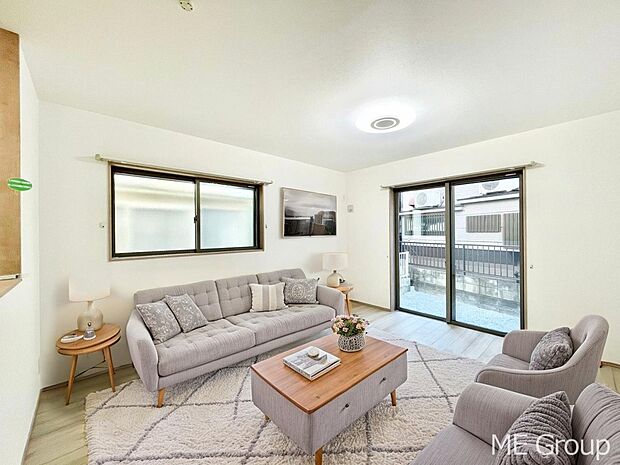 大きな窓からたっぷりの陽光と風を感じられるリビング　※家具はCGです  