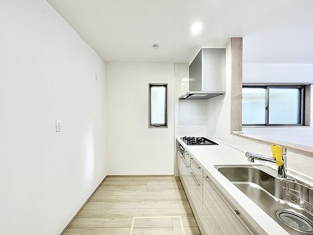 爽やかな風が通り抜けるキッチン。窓があるので明るく換気にも役立ちます。