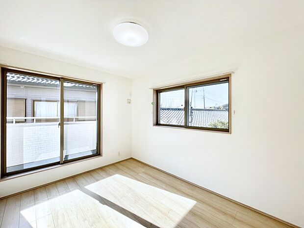 明るいバルコニーサイドに洋室を設置。目覚めの良い寝室に。