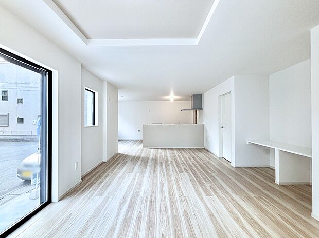 大きな窓からたっぷりの陽光と風を感じられるリビング