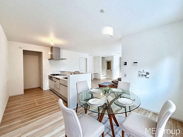 ご家族の賑やかな話し声で包まれる明るいリビング ※家具はCGです