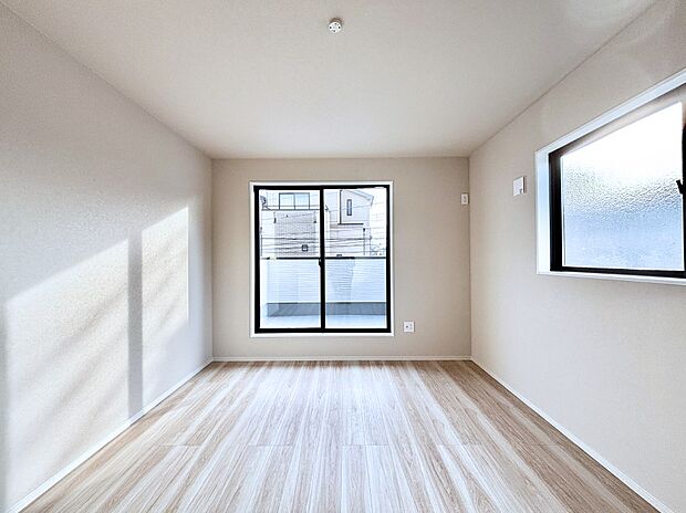 明るいバルコニーサイドに洋室を設置。目覚めの良い寝室に。