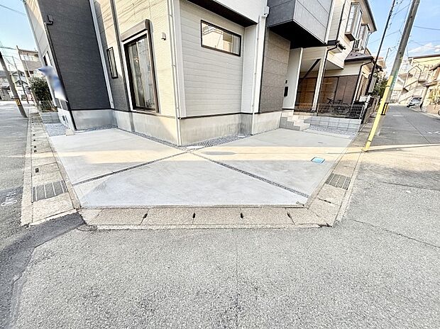 駐車2台可能!急なお客様の駐車に。また、ご家族の自転車スペースとしても大活躍。