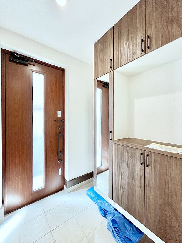 ガラススリットの入った玄関ドアが室内に光を届けてくれます