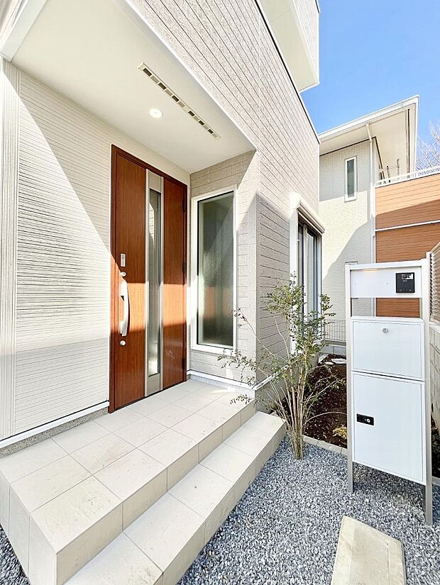 大切な家族、来客を出迎える玄関。