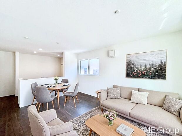 落ち着いた雰囲気のLDKは家族みんなの快適空間 ※家具はCGです