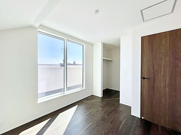 明るいバルコニーサイドに洋室を設置。目覚めの良い寝室に。