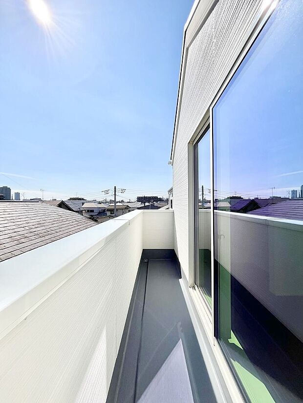 暖かな陽光が降り注ぐバルコニーはお洗濯におすすめ。爽やかな風も心地よいです。