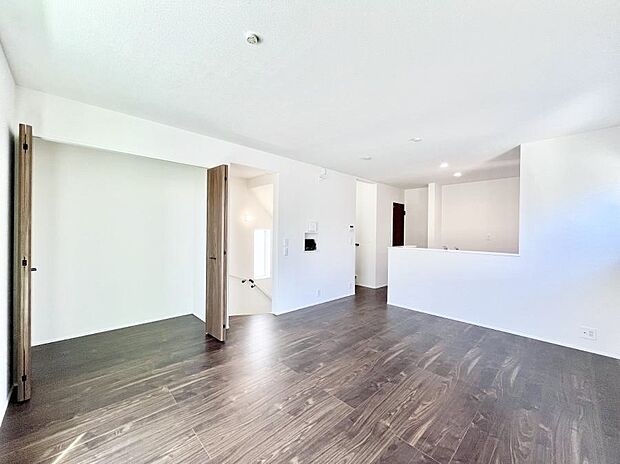 明るい陽光が注ぎ、寛ぎの雰囲気に満たされるダイニング。