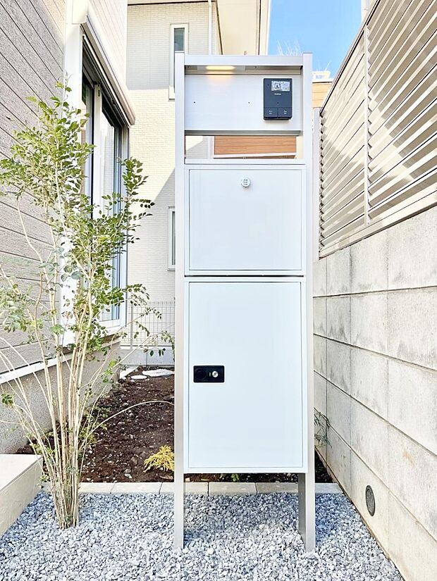 外観「宅配ボックス」 時間を気にせず宅配物をいつでも安全に受け取れます。