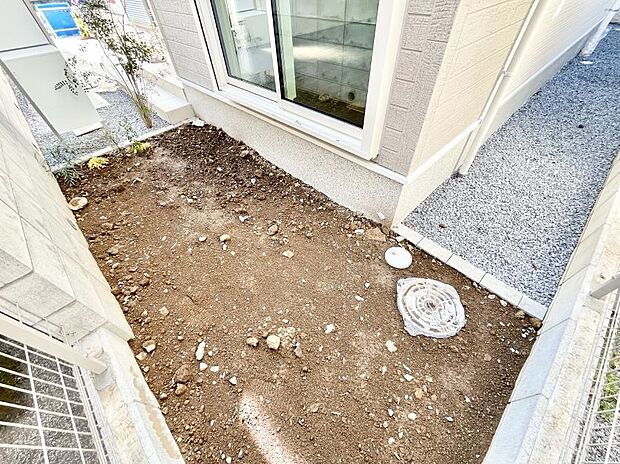 ガーデニングや家庭菜園も楽しめるお庭付き。