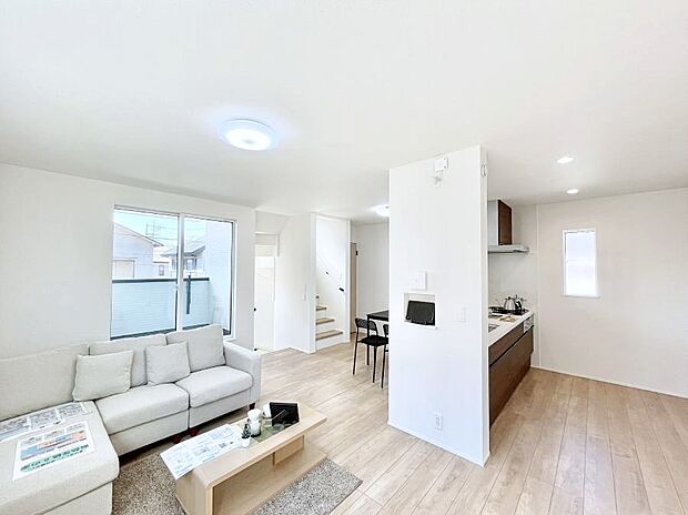 明るい陽光が注ぎ、寛ぎの雰囲気に満たされるリビング・ダイニング。 