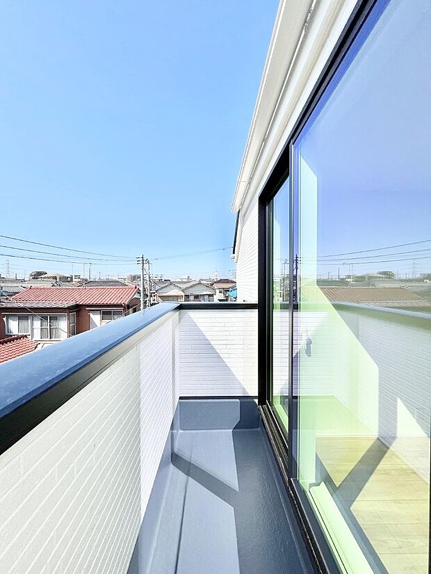 暖かな陽光が降り注ぐバルコニーはお洗濯におすすめ。爽やかな風も心地よいです。