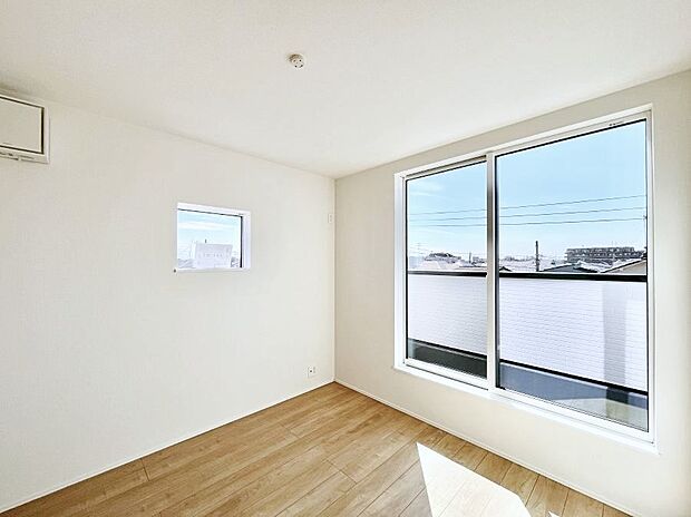 バルコニーが開放感をプラスしてくれる洋室