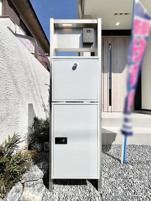 外観「宅配ボックス」 時間を気にせず宅配物をいつでも安全に受け取れます。