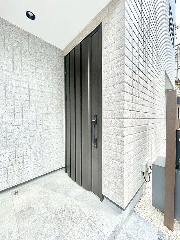 大切な家族、来客を出迎える玄関。