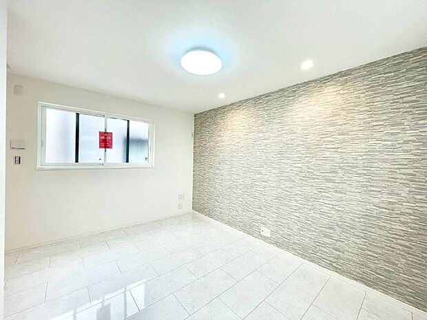 明るい陽光が注ぎ、寛ぎの雰囲気に満たされるリビング・ダイニング。