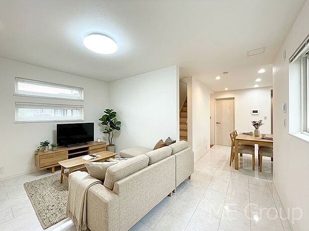 ご家族の賑やかな話し声で包まれる明るいリビング ※家具はCGです