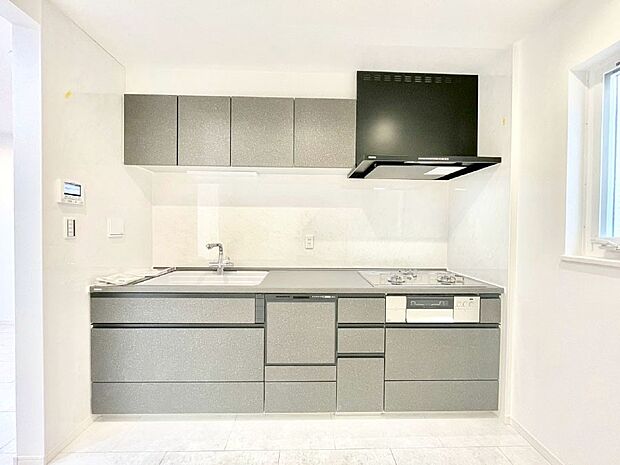 爽やかな風が通り抜けるキッチン。窓があるので明るく換気にも役立ちます。