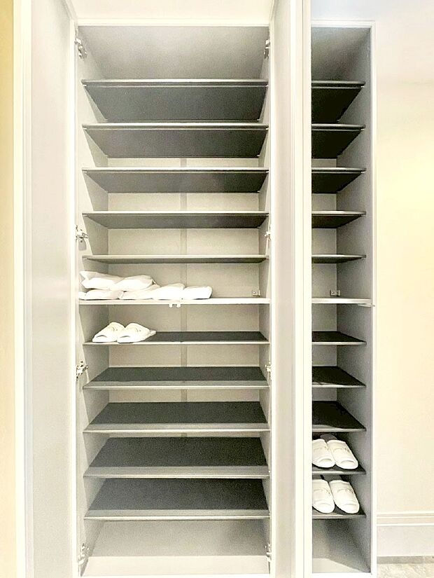 たっぷり収納できるシューズボックスで家族全員の靴も、玄関すっきり。