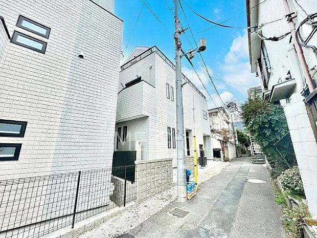 前面道路はきちんと整備されています