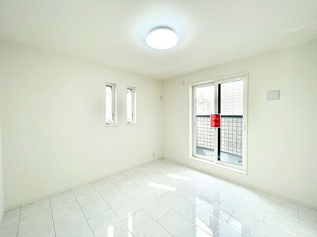 バルコニーが開放感をプラスしてくれる洋室