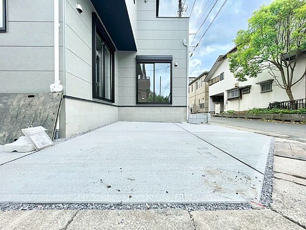 駐車2台可能!急なお客様の駐車に。また、ご家族の自転車スペースとしても大活躍。
