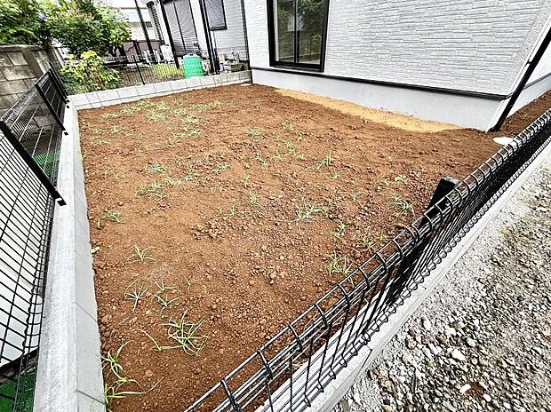 ガーデニングや家庭菜園も楽しめるお庭付き。