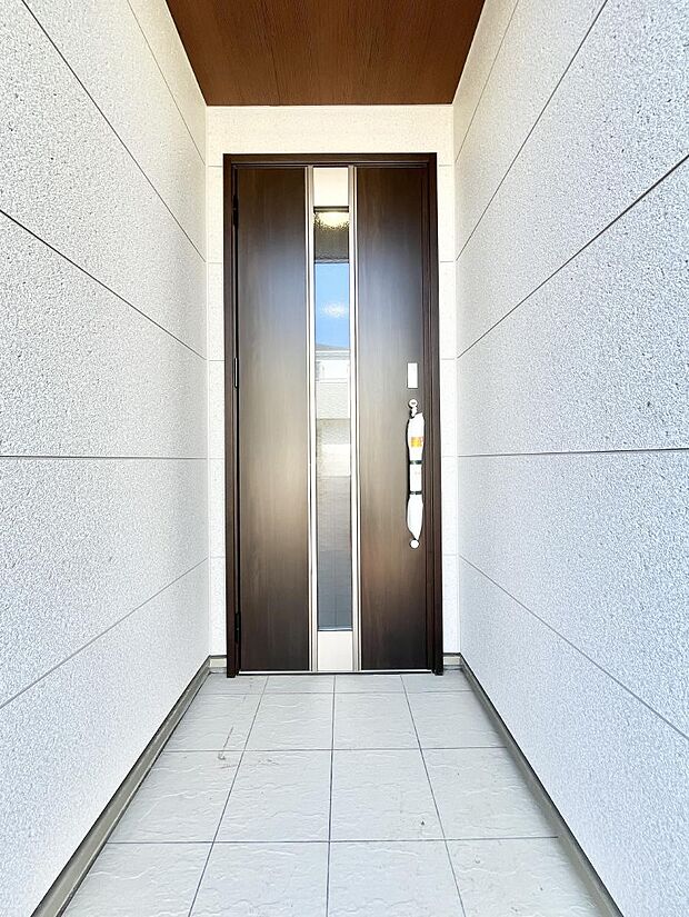 玄関前は雨が降っても濡れにくい屋根付き　