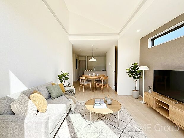 ご家族の賑やかな話し声で包まれる明るいリビング  ※家具はCGです　