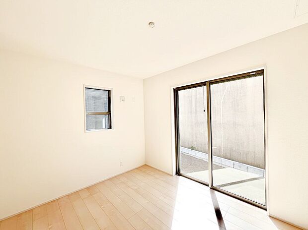 窓からのやさしい光が心地よいプライベートルーム  　