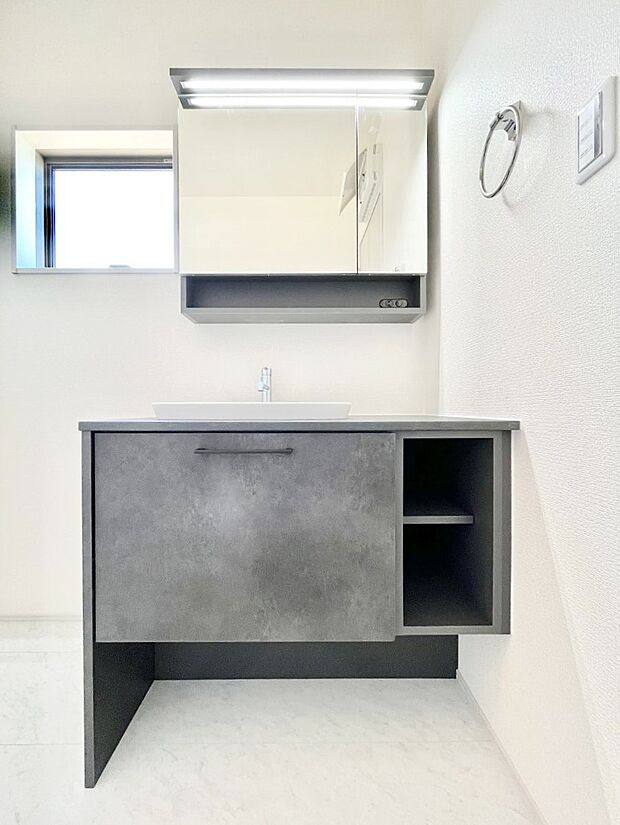 収納力と機能性に優れた洗面化粧台