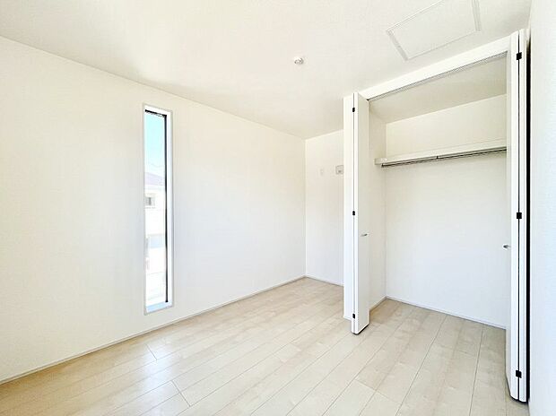 やさしい光がさしこむ居室はしっかり収納付き　