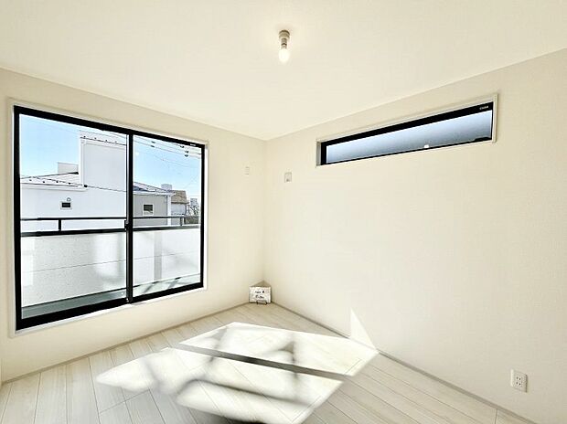 明るいバルコニーサイドに洋室を設置。目覚めの良い寝室に。  