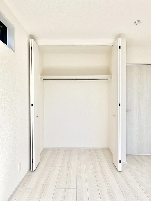 洋室のクローゼット。奥行きがあるので厚手の衣類もすっきり収まります。 