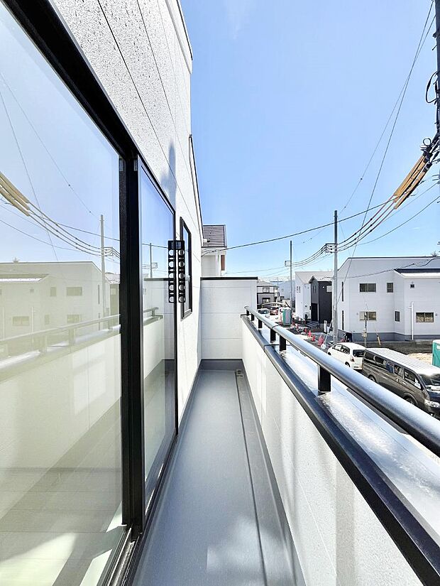 ゆったりバルコニーだから沢山お洗濯ものを干せます。 