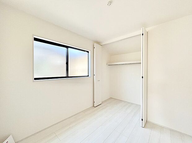 やさしい光がさしこむ居室はしっかり収納付き