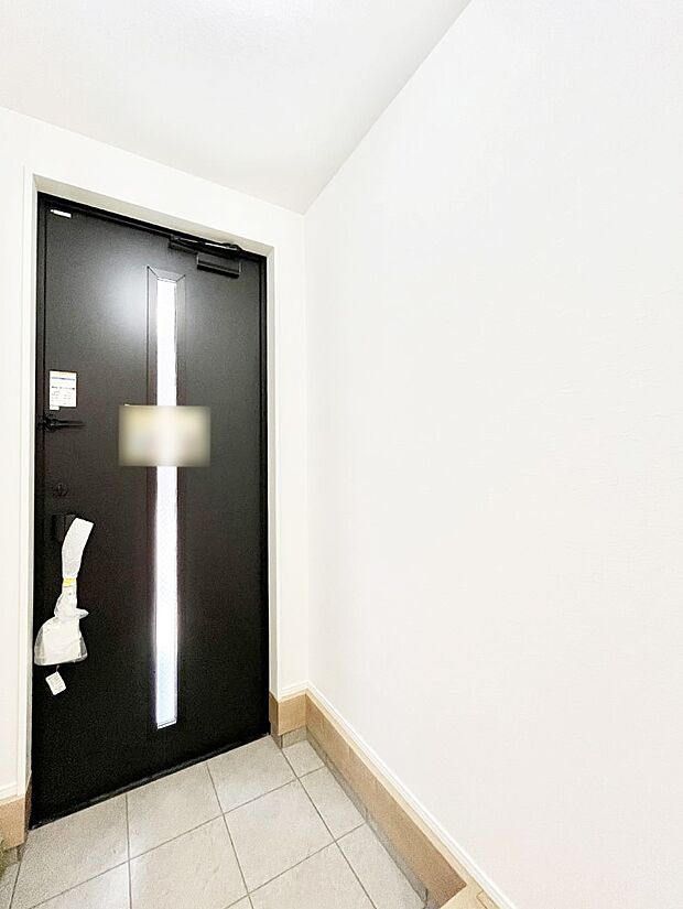 ガラススリットの入った玄関ドアが室内に光を届けてくれます