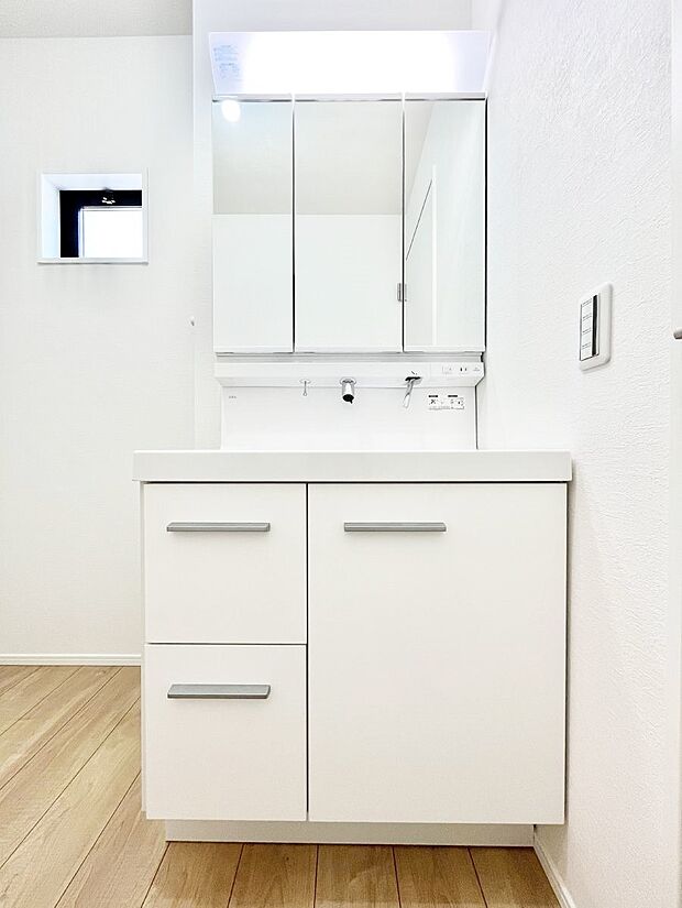 収納力と機能性に優れた洗面化粧台