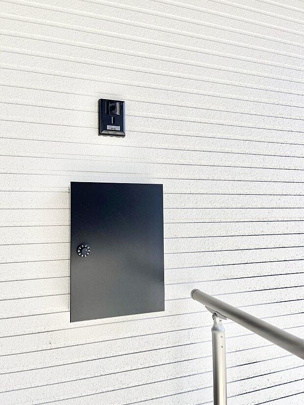 シンプルなデザインのポスト