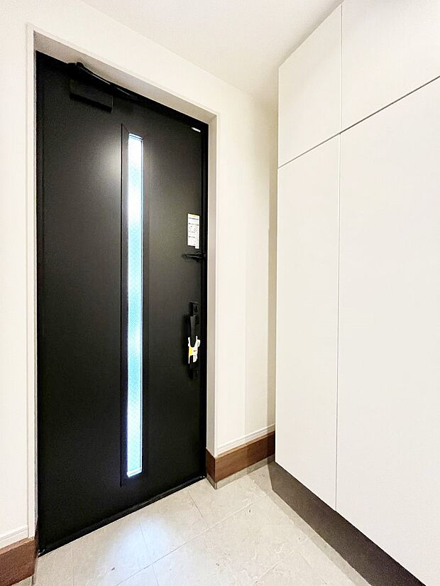 ガラススリットの入った玄関ドアが室内に光を届けてくれます