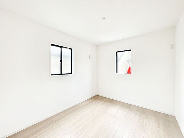 2面採光の洋室。窓から入り込む陽光がお部屋全体を優しく包み込みます！
