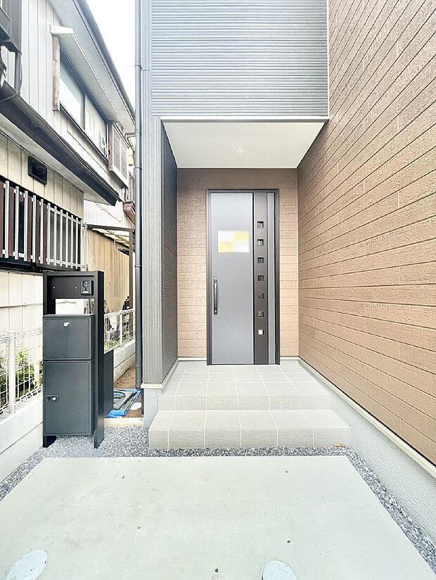 玄関アプローチにはプランターを並べて季節の花でお客様をおもてなしできます。