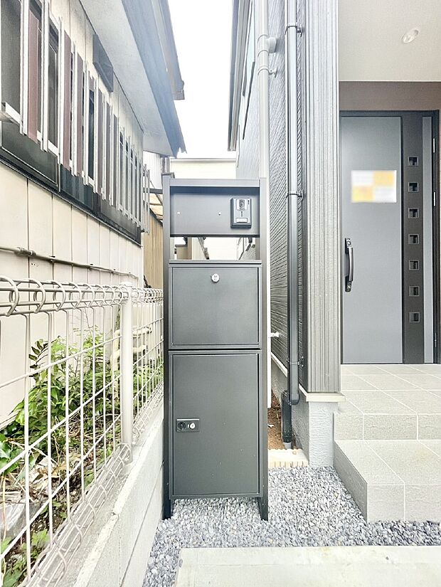 表札・インターホン・ポスト・宅配BOXをひとつに集約。エントランスになじむシンプルデザイン。